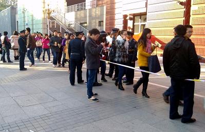 雙選會(huì)門口排隊(duì)的學(xué)生